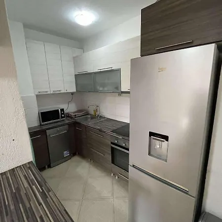 דירה Spacious & Comfortable In *